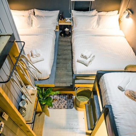 Zeds Hostel Bangkok Bagian luar foto