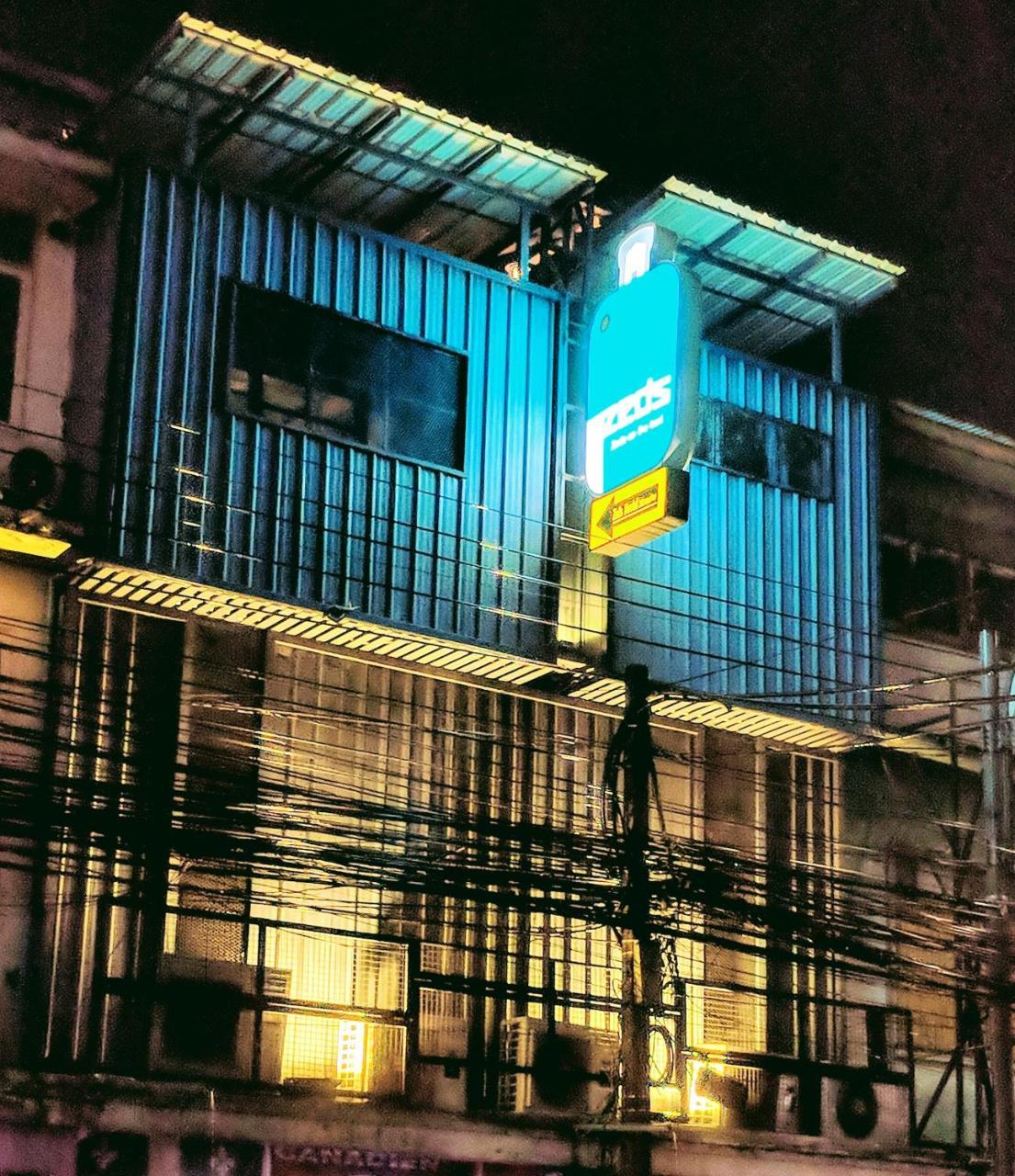 Zeds Hostel Bangkok Bagian luar foto